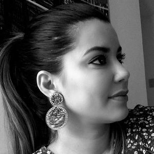 Meet your Posher, Dina